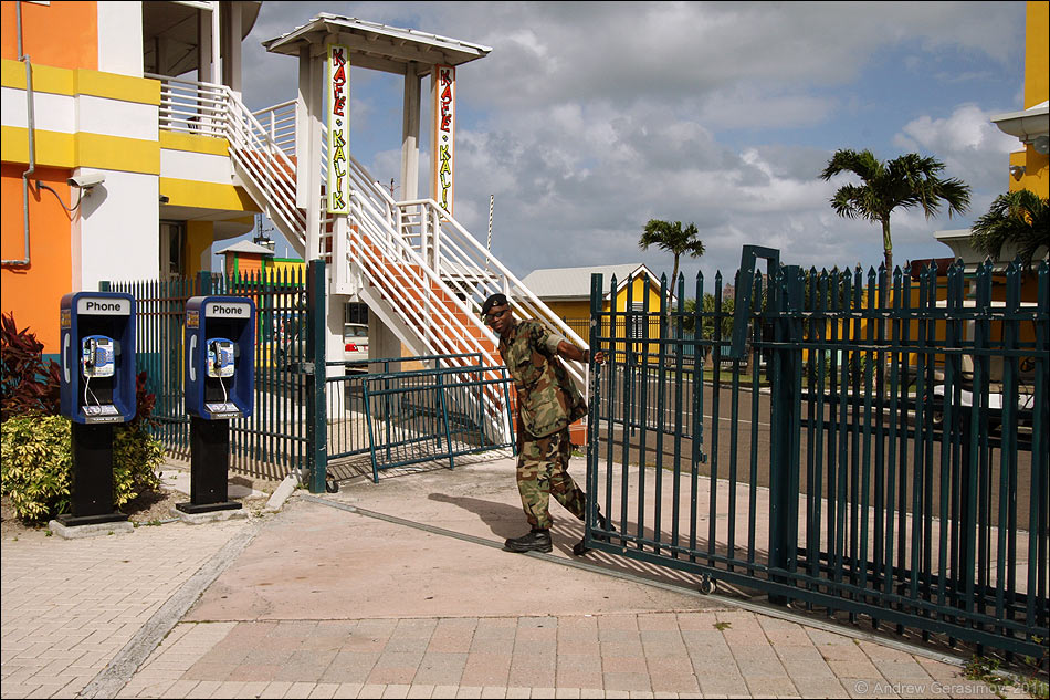 Багамский пограничник