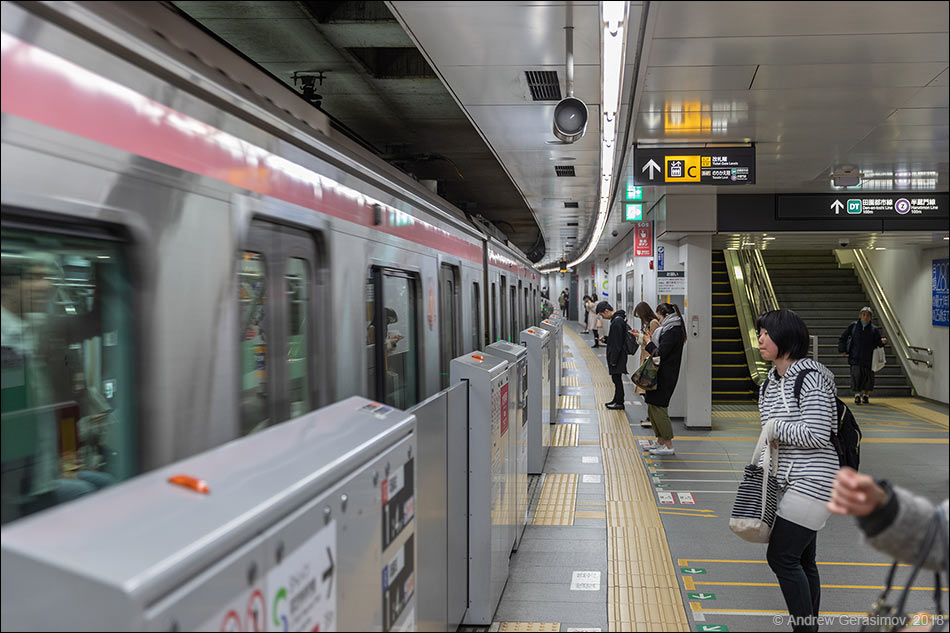 Станция метро в Токио