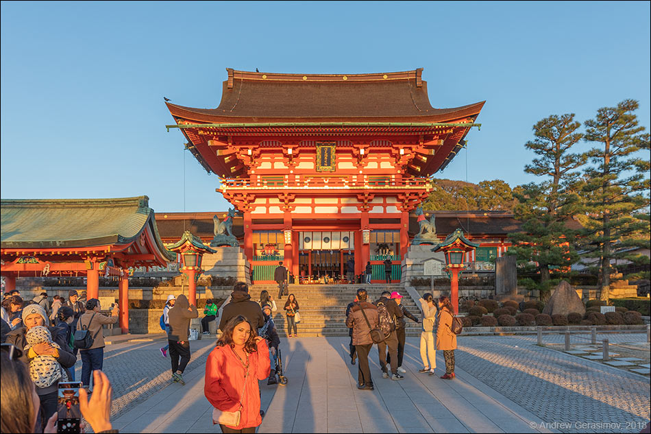 Главные ворота Фушими-Инари-Тайши
