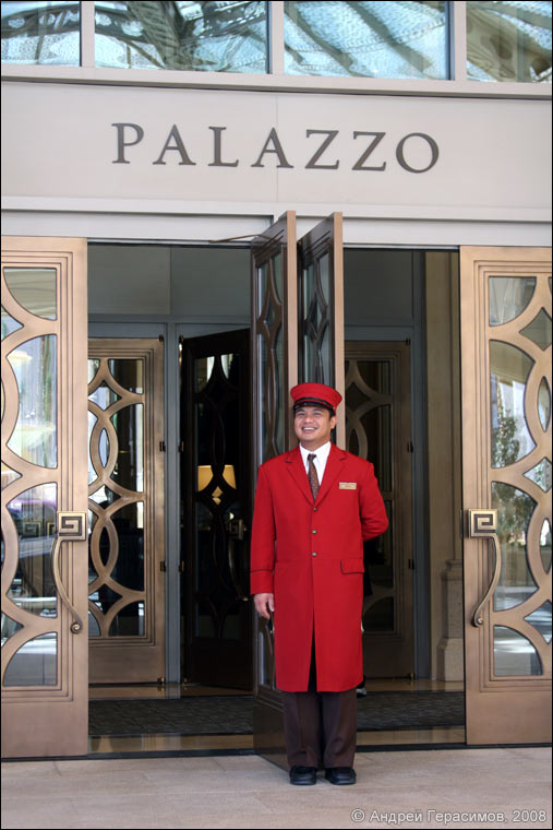Швейцар на входе в казино «Palazzo»