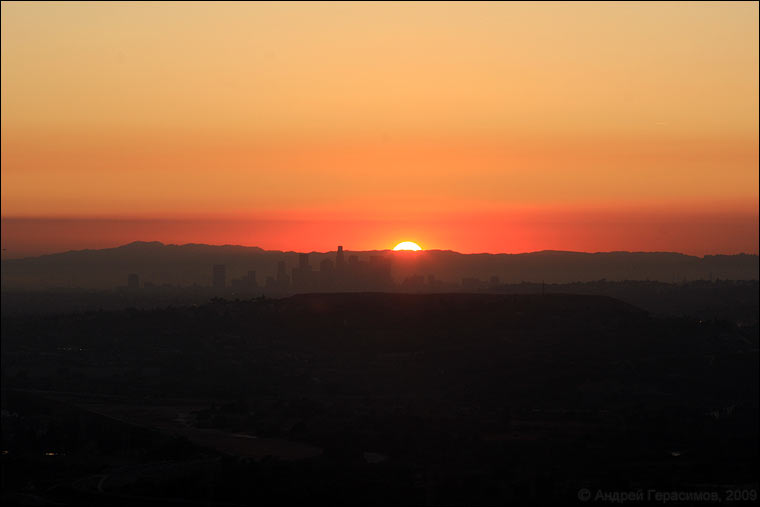 Закат солнца в задымленном Лос-Анджелесе