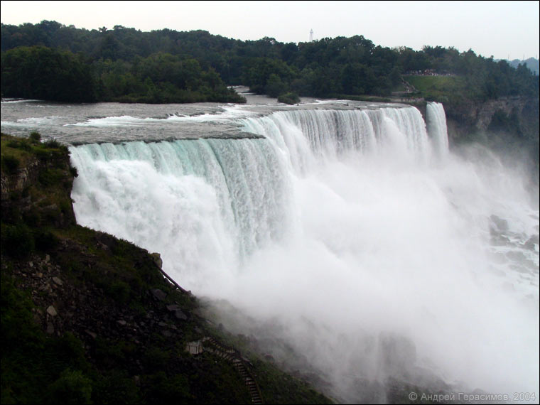 Вид на Ниагарский водопад с американской стороны