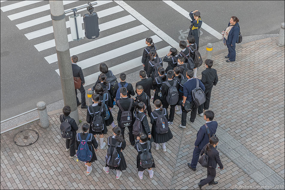Японские школьники в униформе