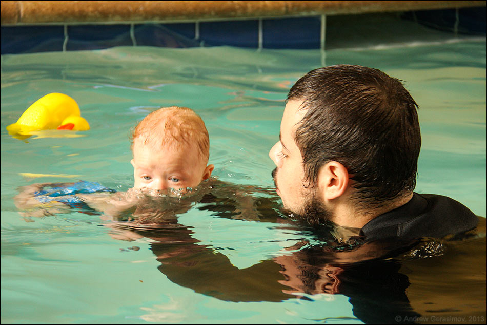 Уроки плавания для младенцев