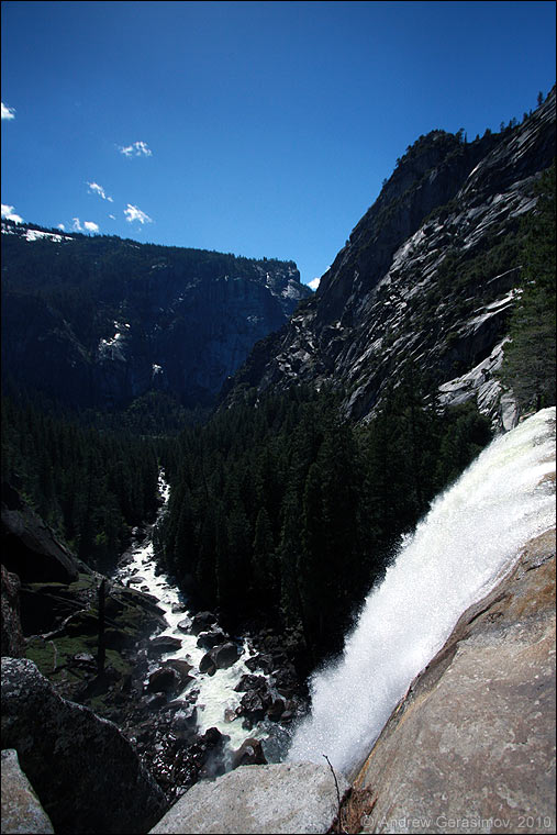 Вид сверху водопада «Vernal»
